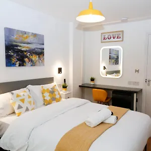 Kwatera prywatna New Luxury In The Heart Of Next To Shops, Cafes, Bars & Metro With Shared Bathrooms, Londyn