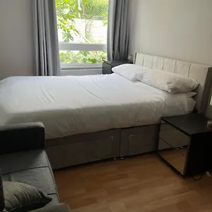 1 Bedroom Garden Flat Zone 2 Appartement