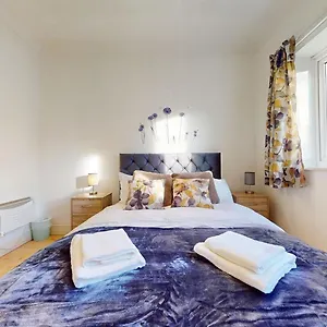 The Cosy Bay Near Tower Bridge Londres
