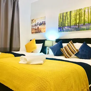 Apartment Excel 2 Bedrooms River View, London
